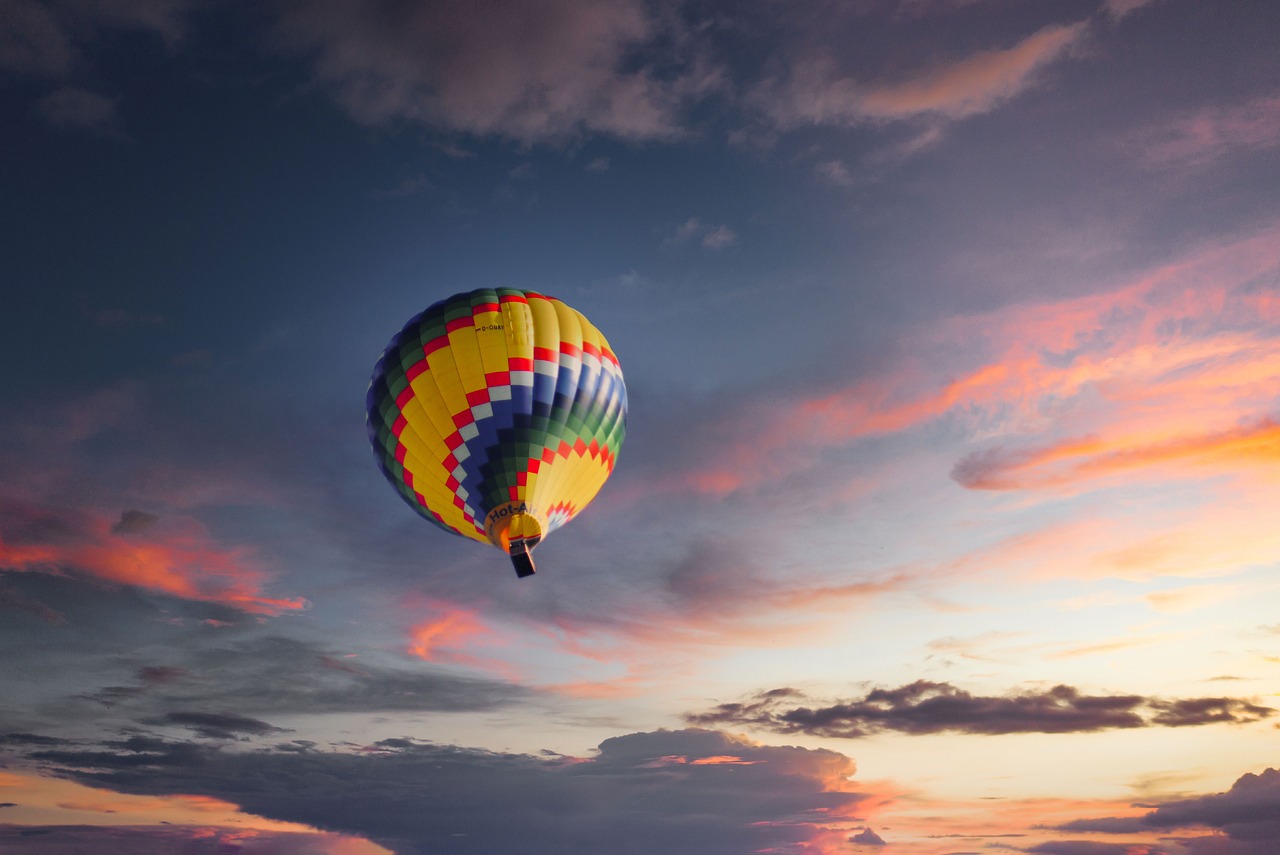 découvrez l'excitation du vol en montgolfière et admirez des paysages à couper le souffle depuis le ciel lors d'une expérience inoubliable.