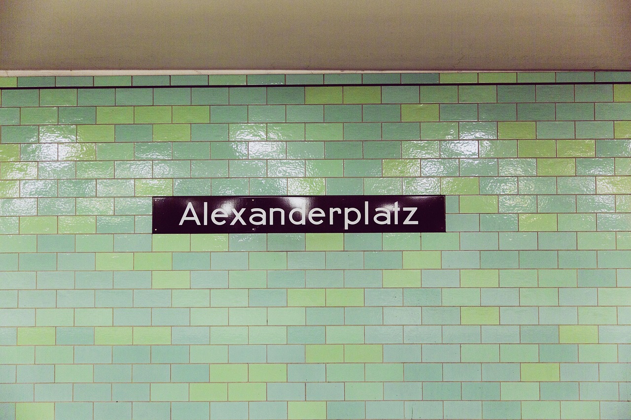 découvrez le berlin underground : une plongée fascinante dans la scène alternative de la capitale allemande, entre lieux secrets, art urbain et culture musicale hors des sentiers battus.