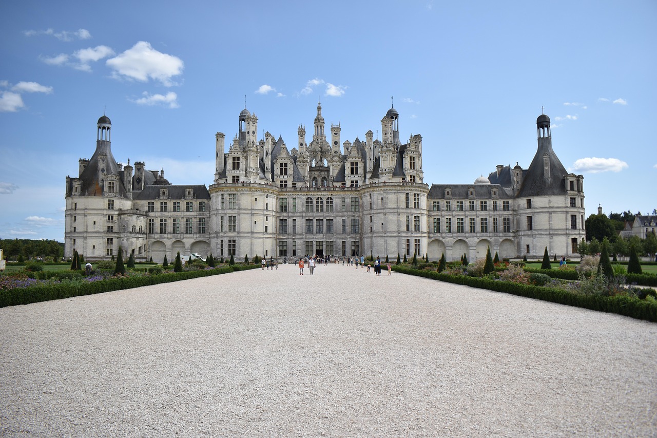 Châteaux de la Loire : l'itinéraire parfait pour les amoureux découvrez la loire, un fleuve emblématique de la france, ses paysages majestueux, ses châteaux historiques et ses activités touristiques incontournables au cœur d’une région riche en patrimoine et en nature.