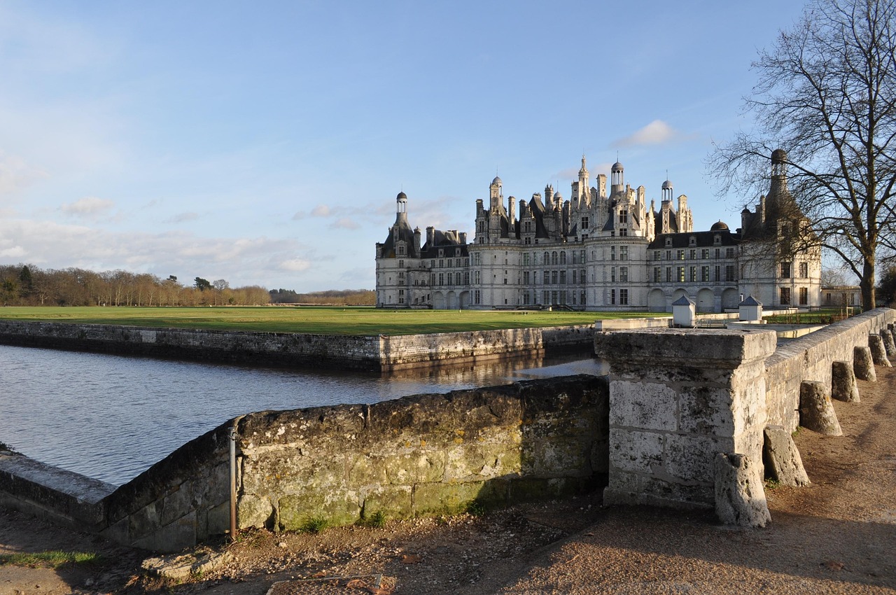 Châteaux de la Loire : l'itinéraire parfait pour les amoureux découvrez la loire, un fleuve emblématique de france, célèbre pour ses châteaux, ses paysages naturels, ses vignobles et son riche patrimoine culturel. partez à la découverte d'une région authentique et pleine de charme.