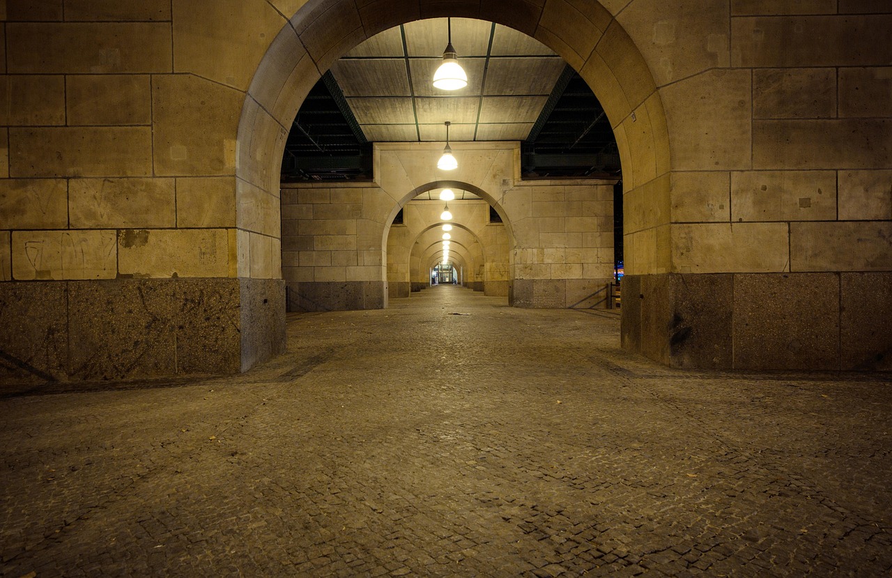 découvrez la scène underground de berlin : une immersion dans l'art, la musique électronique et la culture alternative qui font vibrer la capitale allemande jour et nuit.