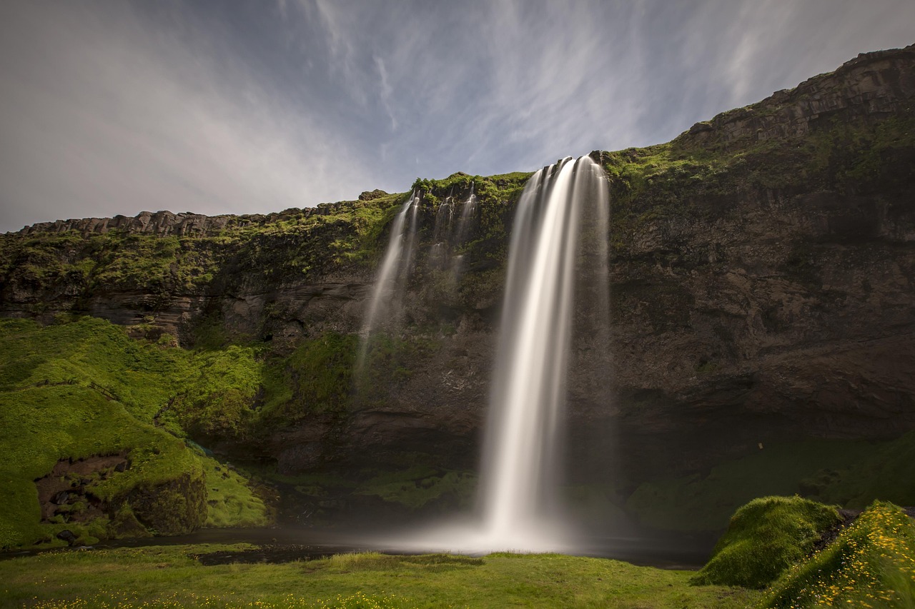 découvrez l'islande, une île nordique fascinante connue pour ses paysages volcaniques, ses geysers, ses aurores boréales et ses sources chaudes. partez à l'aventure entre glaciers et volcans et vivez une expérience unique au cœur de la nature sauvage islandaise.