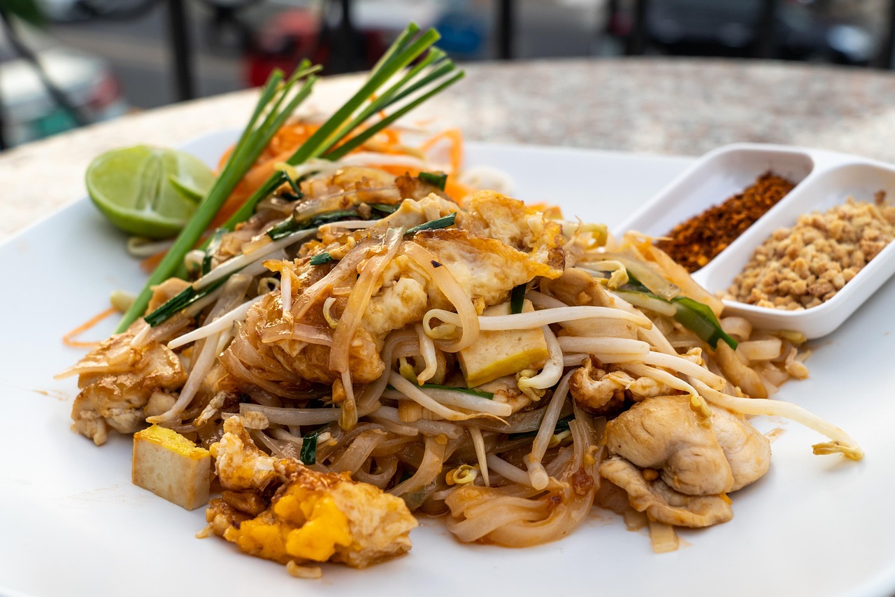 Street food asiatique : 10 plats à goûter absolument en Thaïlande découvrez la street food thaïlandaise : des plats authentiques, préparés minute avec des ingrédients frais. un voyage culinaire savoureux au cœur des traditions thaïlandaises !
